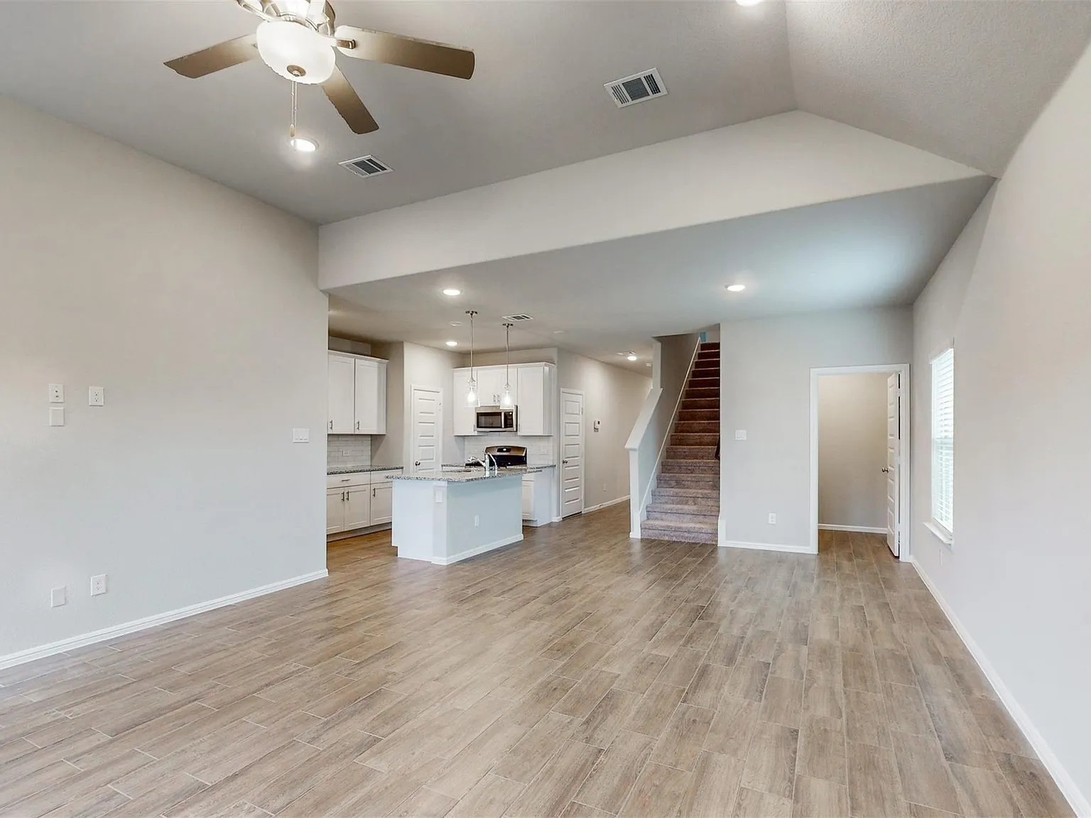 5 bed, 2711 sqft, $2,700 — Photo 2