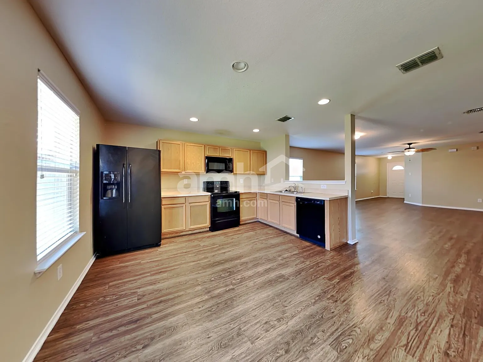 3 bed, 2.0 bath, 1710 sqft, $2,095 — Photo 3
