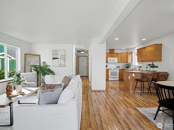 3rd image of 11412 33rd Street NE