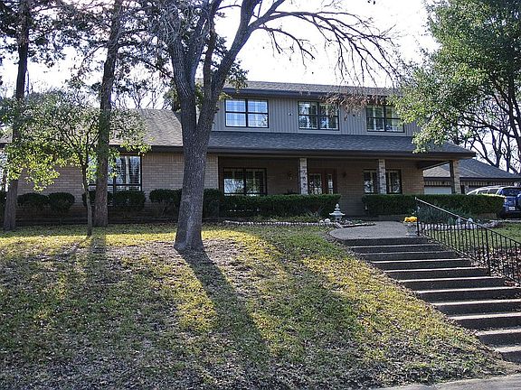 702 Candlelight Dr