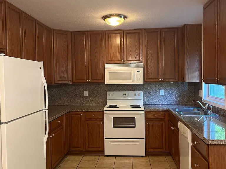 494 Radcliff Dr — Photo 8