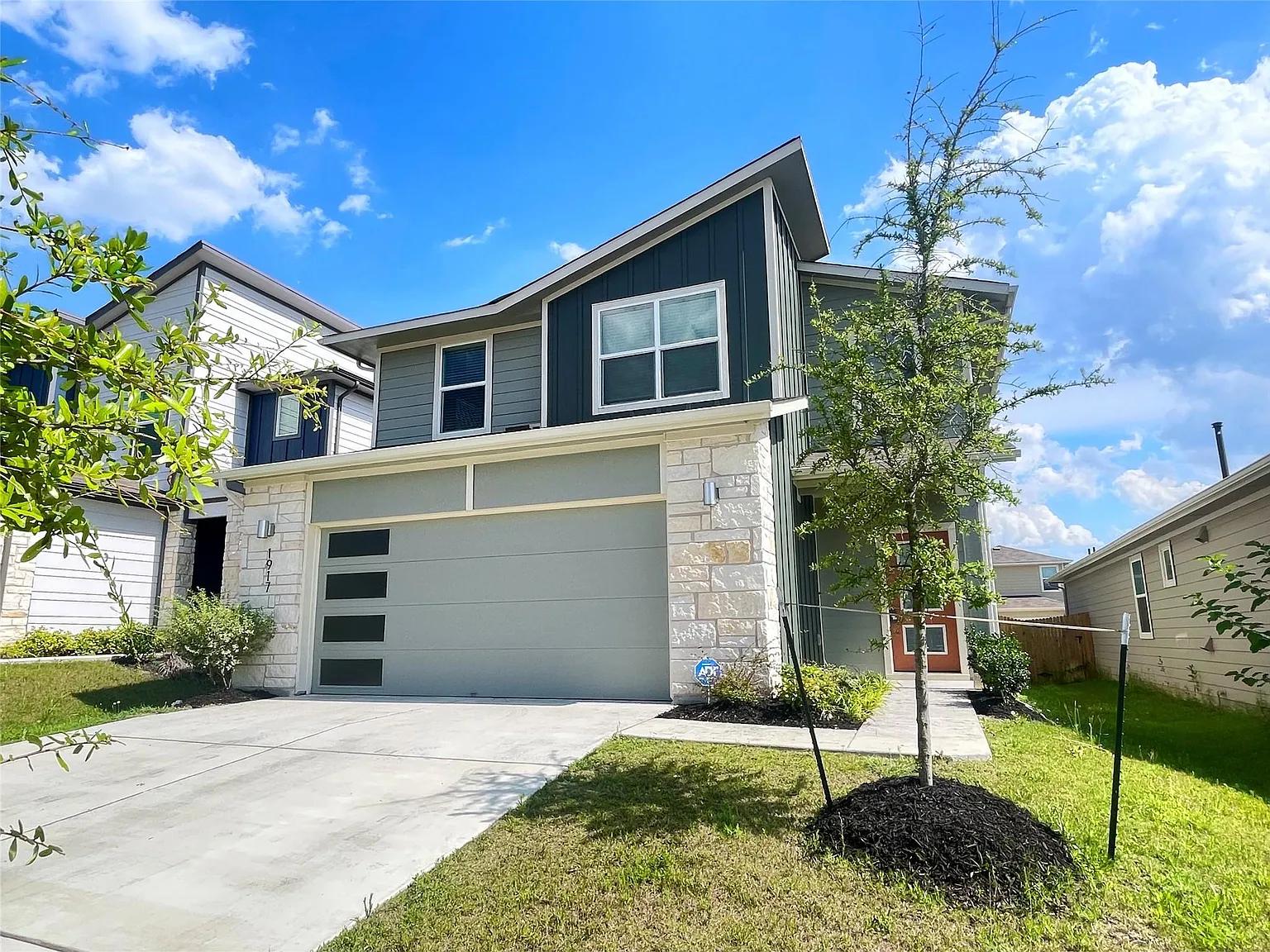 3 bed, 2.5 bath, 1813 sqft, $2,400 — Photo 3