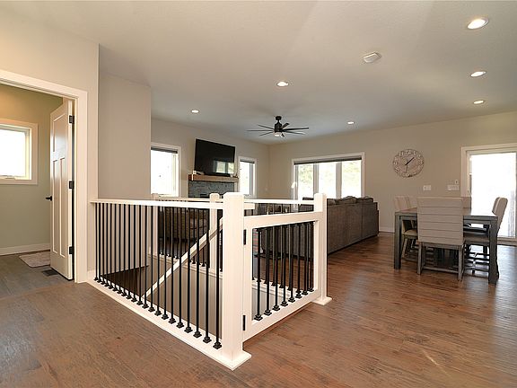 3rd image of 3917 Pikeview Dr