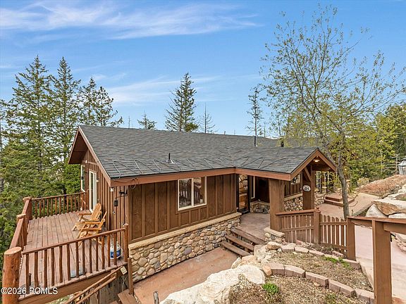 4th image of 390 Matterhorn Dr