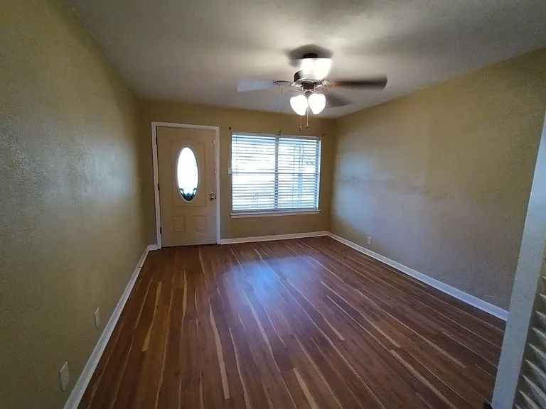 1402 Hillcrest Dr — Photo 4