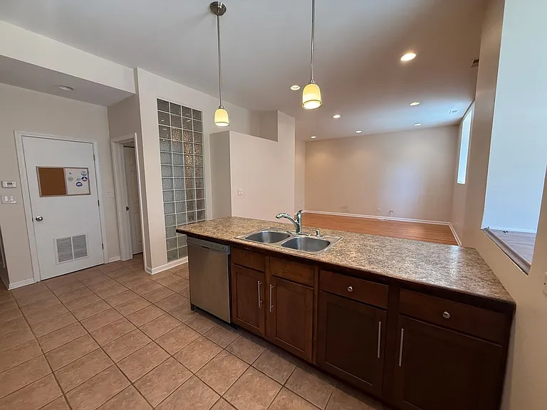 811 W Eastwood Ave #104 — Photo 2