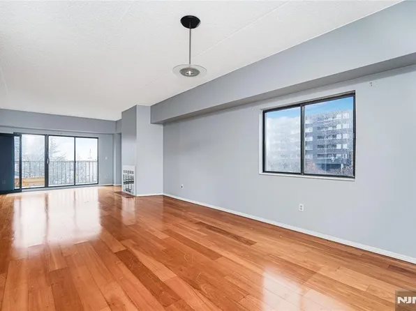 390 Gorge Rd APT 402, Cliffside Park, NJ 07010