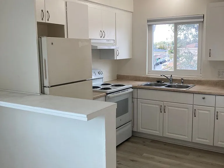 3826 Winona Ave, Contemporary upgrades and off-street parking — Photo 21