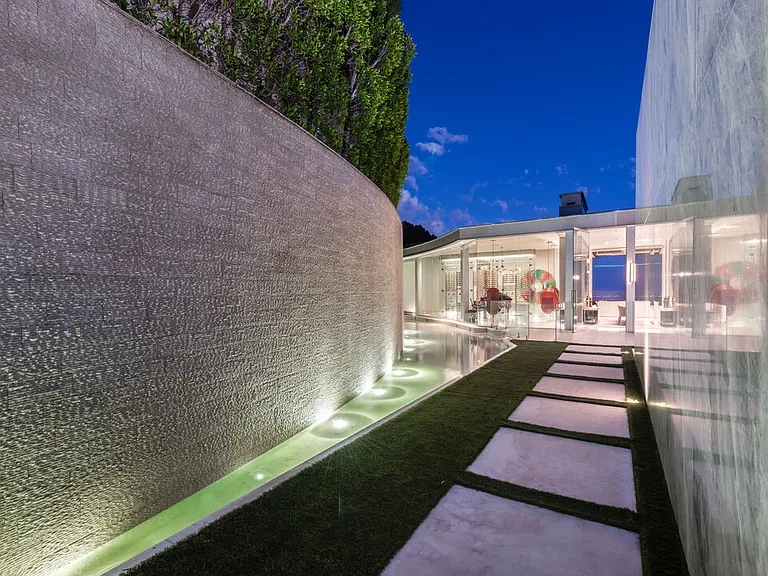 1814 N Doheny Dr — Photo 27