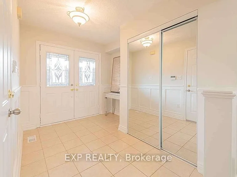 8 Rampart Cres — Photo 2