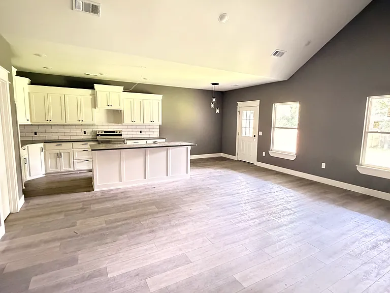 385 W Smith St — Photo 2