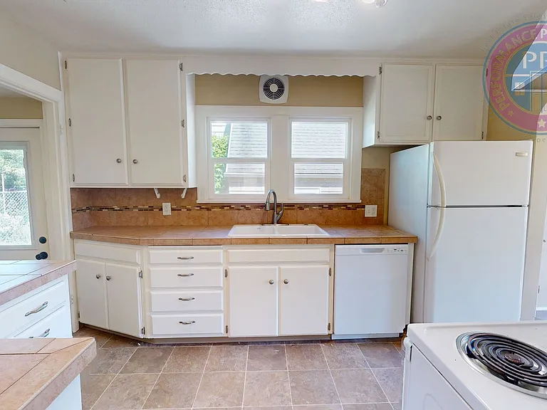 2605 NE 9th Ave — Photo 9