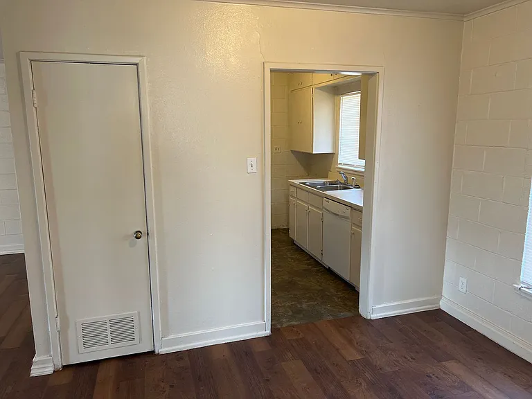 2300 W Hickory St — Photo 13