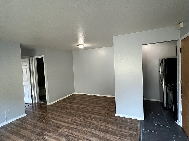 Laurel Manor — Photo 3