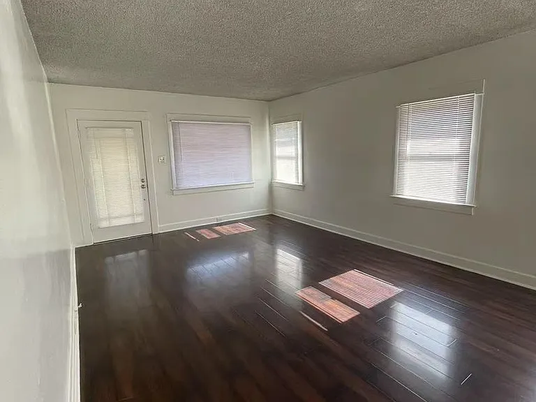 1033 Coronado Ave — Photo 3