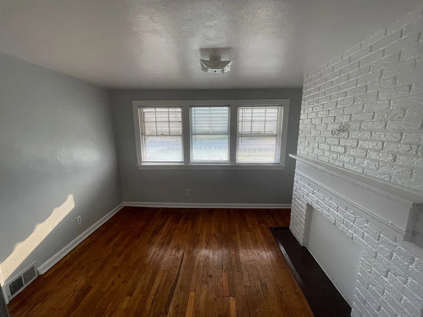 Large 1 Br upstairs apartment - with 2 bonus spaces for storage — Photo 4