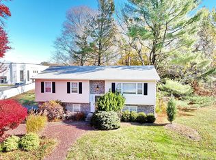 6 Roxbury Court, Chestnut Ridge, NY 10977