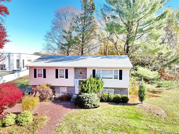 6 Roxbury Court, Chestnut Ridge, NY 10977