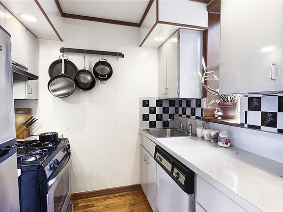 5th image of 250 Park Pl APT 4A