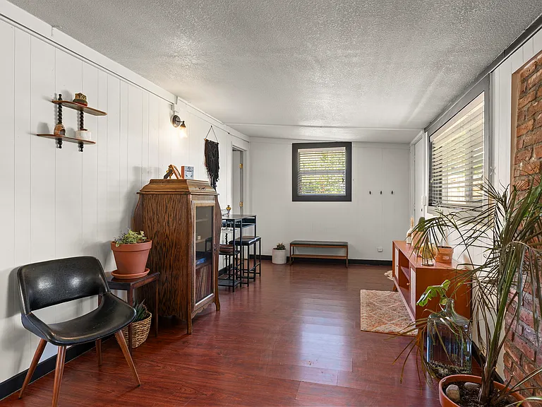 641 Saint Lawrence Ave #1/2 — Photo 25