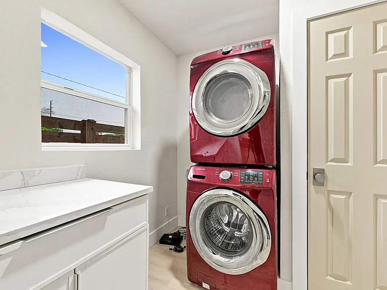 1161 Howard St — Photo 34