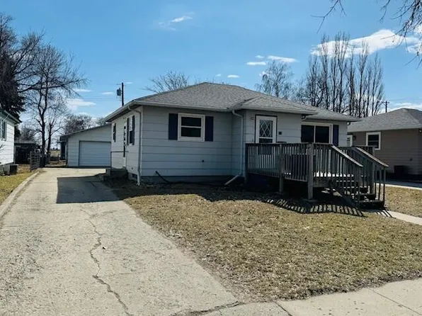 810 1st St NE, Devils Lake, ND 58301