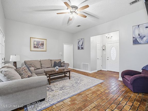 5th image of 1909 Hemlock Dr