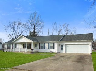 615 Birchwood Ave, Flora, IL 62839