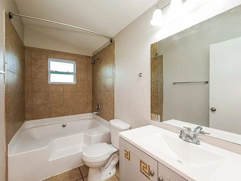 2123 NE 4th Pl — Photo 15