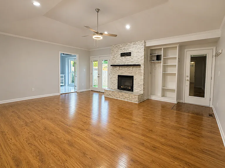 3701 Hunsinger Ln — Photo 3