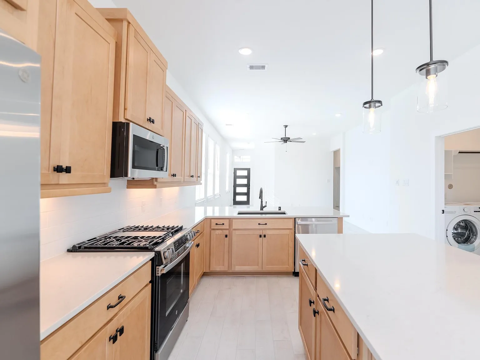 3 bed, 2.0 bath, 1683 sqft, $2,650 — Photo 3
