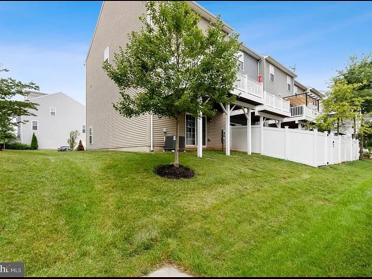 Caledonia Meadow Dr — Photo 16