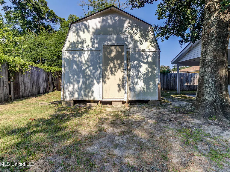 2323 Middlecoff Dr — Photo 38