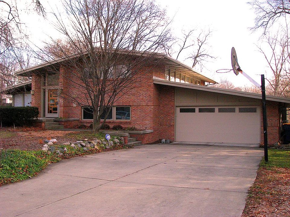 1st image of 1128 Idema Dr SE