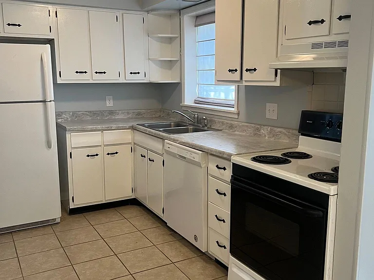 3437 Malabu Cir #B — Photo 10