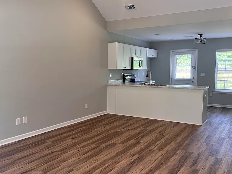633 Clary St — Photo 2