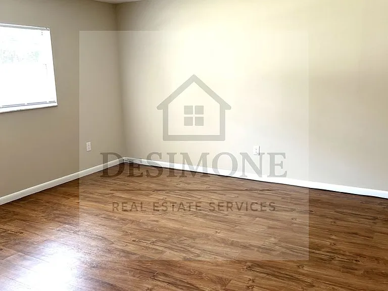 906 NE 3rd St — Photo 10
