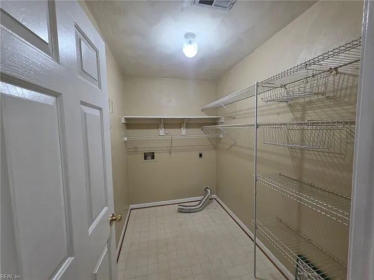 1460 Berkshire Dr — Photo 28