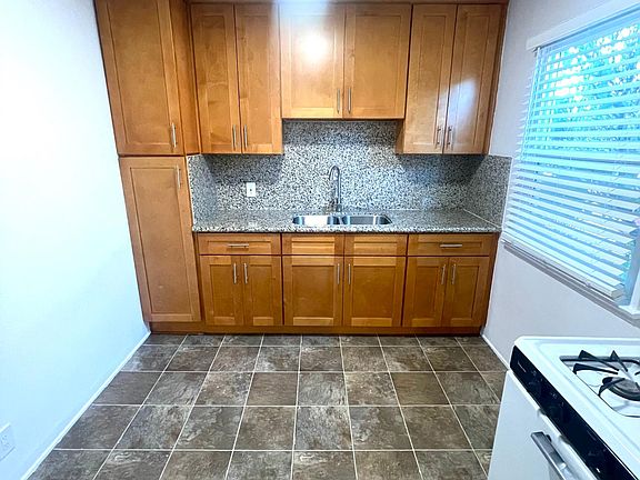 2nd image of 2237 Pine Ave