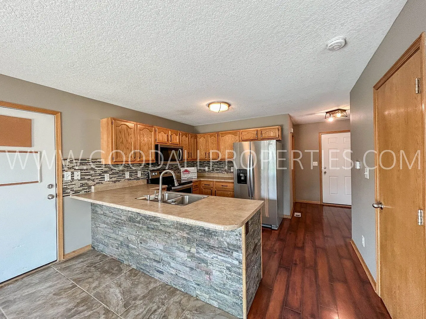 Charming 3-bedroom, 3-bath home with a fenced backyard and a partially finished basement. — Photo 2
