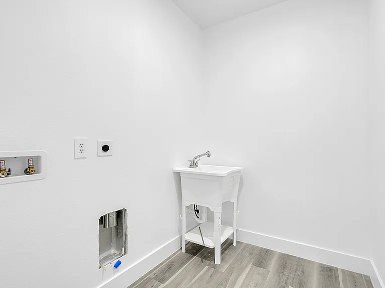 555 Gagnon St SE — Photo 14