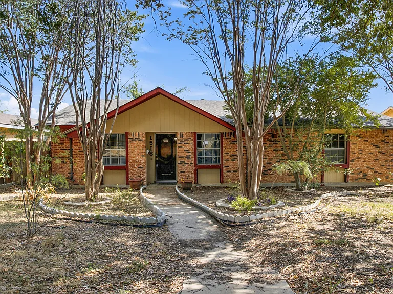 1518 Camelia Dr — Photo 2