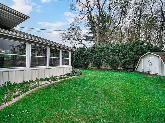 5th image of 320 Bordeaux Dr