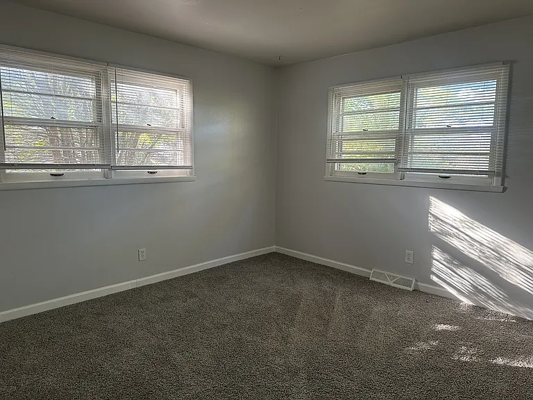 3221 Holiday Dr — Photo 8