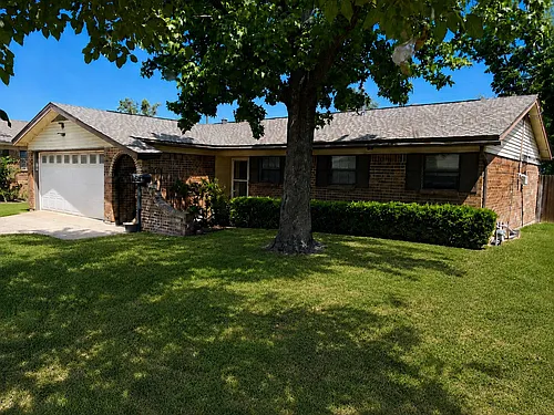 2025 Meadow Gln Photo 1
