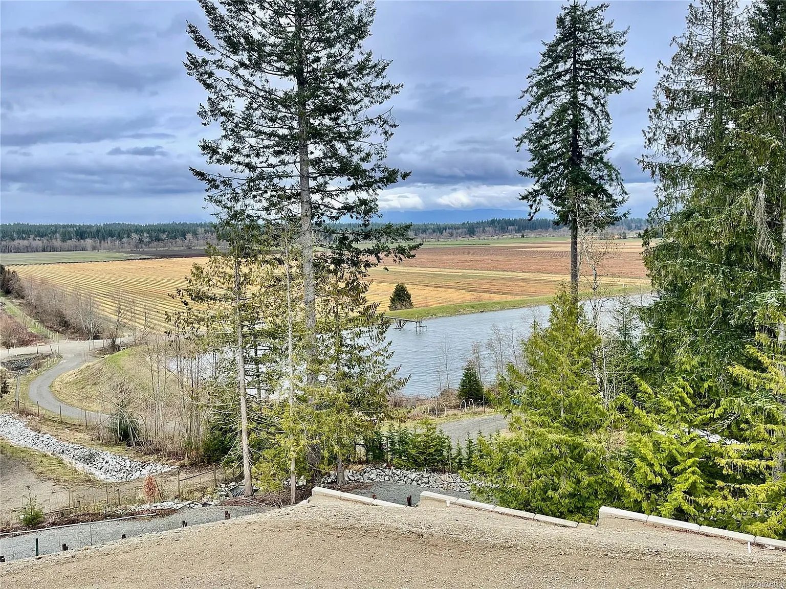 3312 Klanawa Cres photo 1