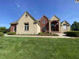 2800 Hawthorne Ln, Hutchinson, KS 67502