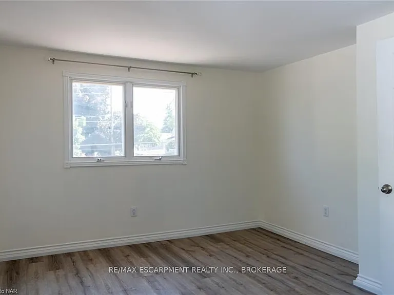 359 Queensdale Ave E #UPPER — Photo 11