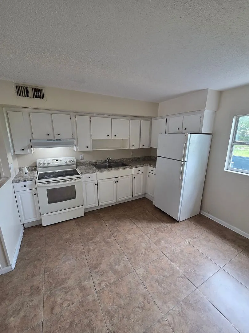 927 N. Iowa B - 10 — Photo 2