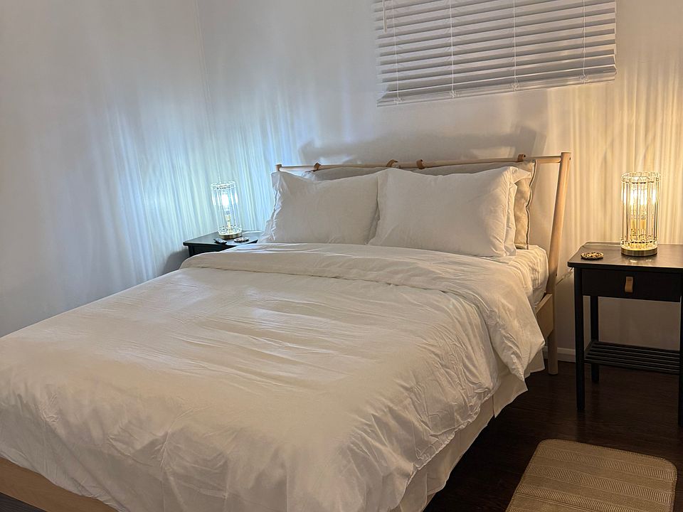 Primary bedroom (Queen bed)
